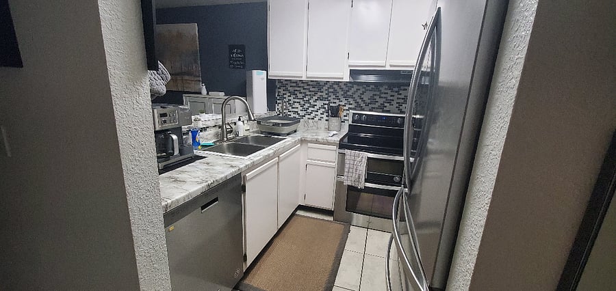 KITCHEN:
All Stainless Steel Appliances
Dishwasher
Dual Ground/K-Pod Coffee Maker
Cooking Pots & Pans
