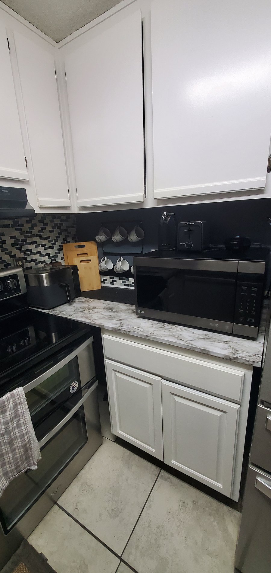 KITCHEN:
Electric Double Oven Stove
Air Fryer
Microwave Oven
Toaster
Electric Can Opener
Mini Waffle Maker
Cutting Boards