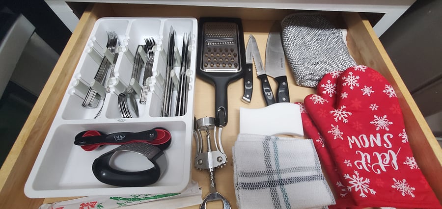 MISC. KITCHEN:
Utensils
Dish Towels
Oven Mitts