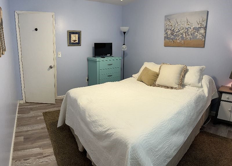 2nd Bedroom Queen Bed with ROKU TV - Upstairs