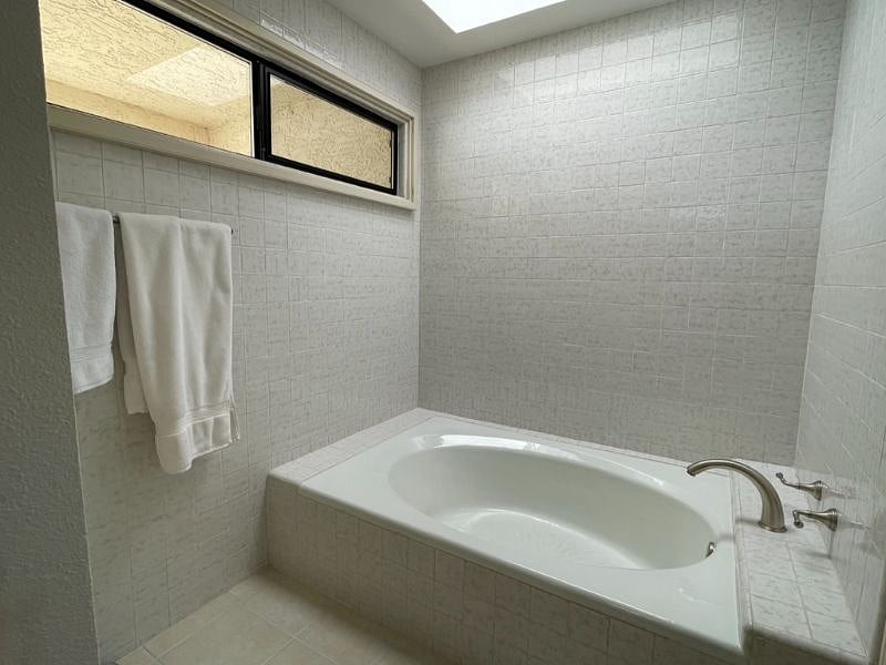 Primary suite bathtub