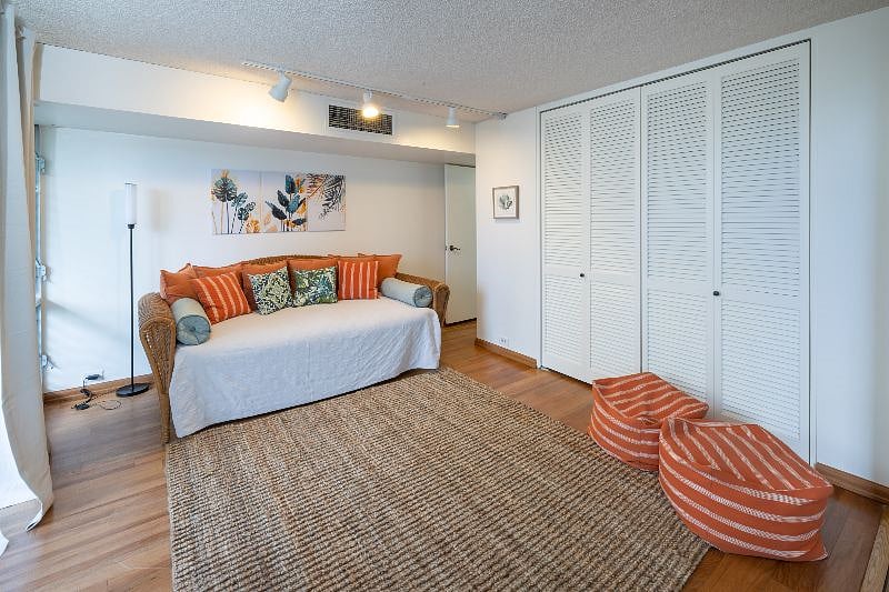Bedroom 4 with day bed /w trundle. sleeps 2. Desk in large
closet /w plenty of space for clothes as well.
