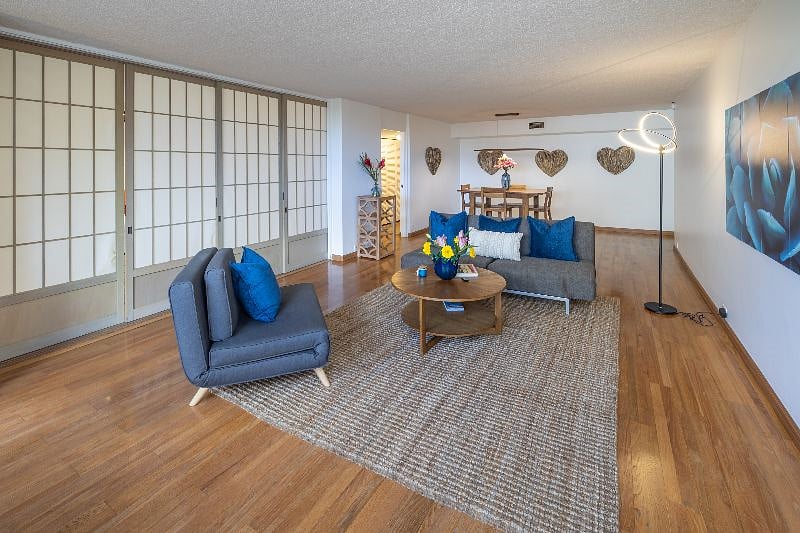 Living room and Dining room /w fast internet and Large HD smart TV.