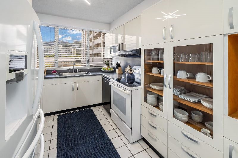 Full size kitchen right off the dining room.