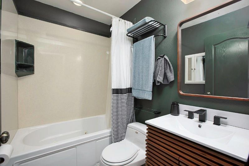 Bathroom 2.