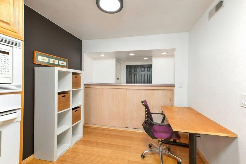 Sit/stand desk and chair for WFH.Be