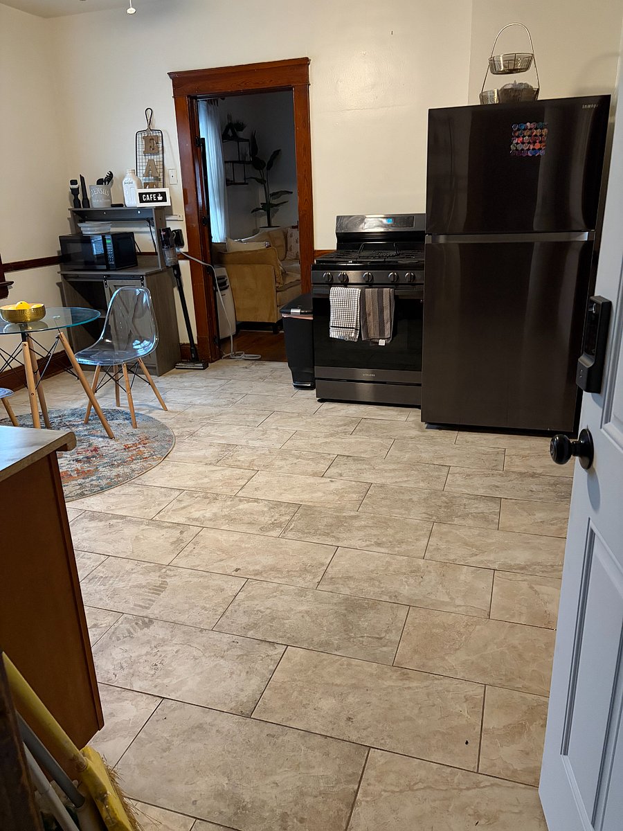 Eat-in kitchen with full-size appliances