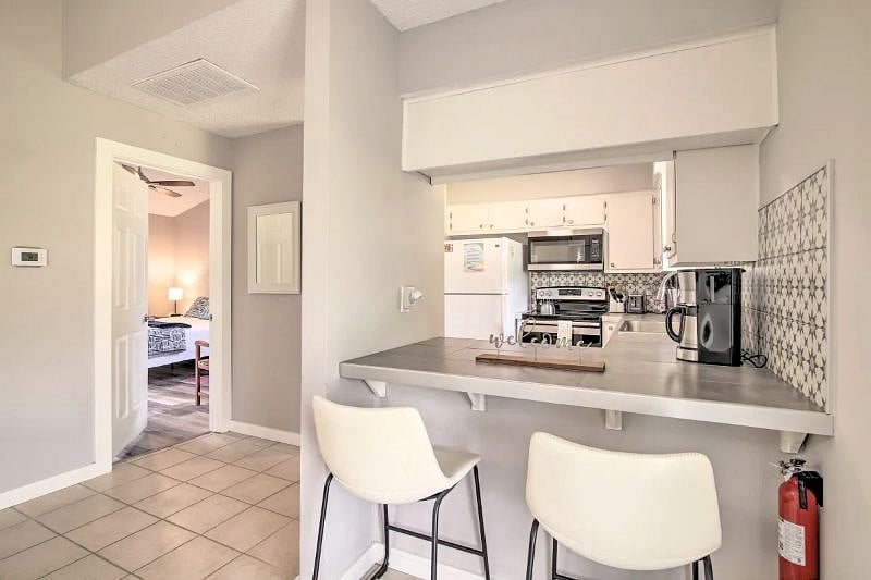 Full equipped kitchen with counter seating for two