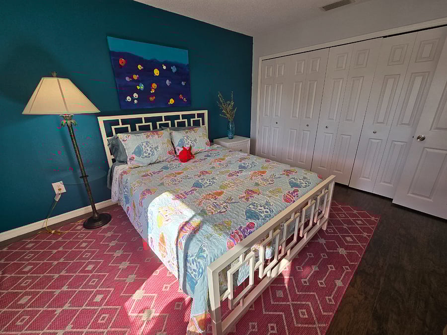 Queen bed - two large double closets