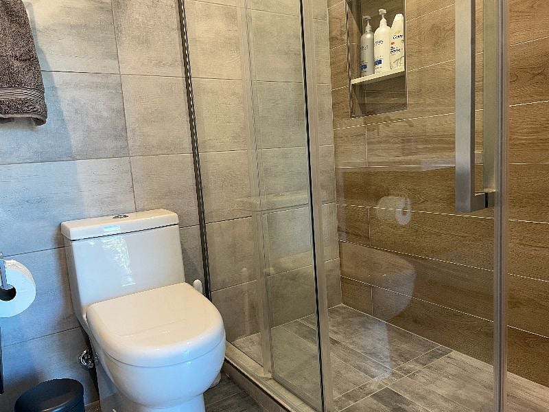 Bedroom #2 en-suite bath
