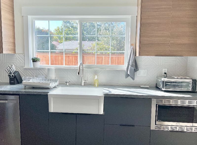 Apron sink