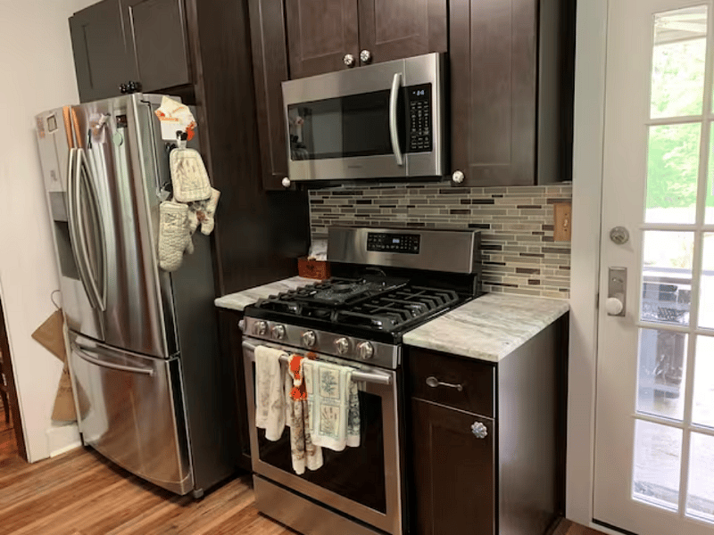 Brand new 6 burner gas stove, microwave, and refrigerator with filtered water and ice. Patio access.
