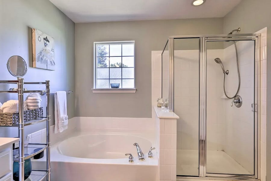 Full Master bathroom
Garden tub/Separate Shower