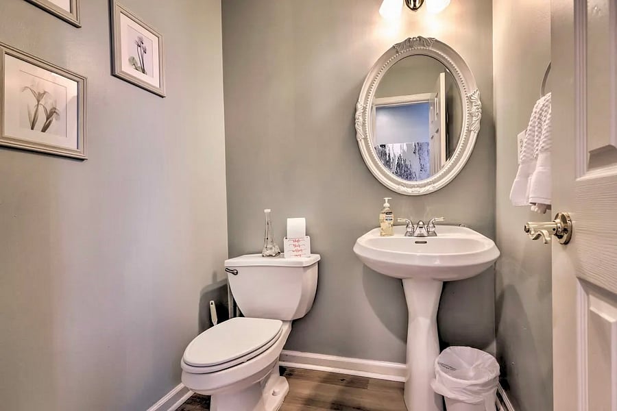 Half bathroom
First level