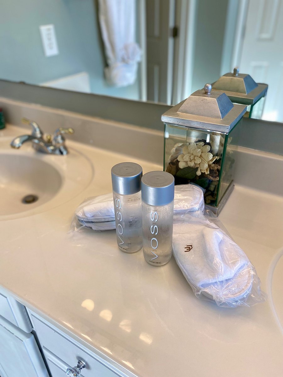 Full Master Bathroom
Complimentary slippers and
water