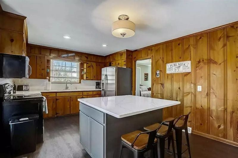 Large kitchen with Island