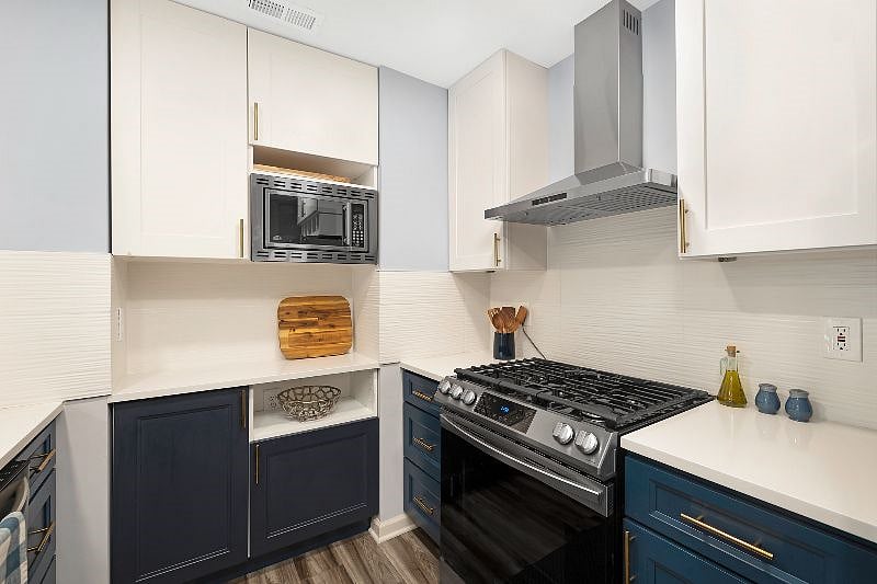 Gas stove with 5 burners.