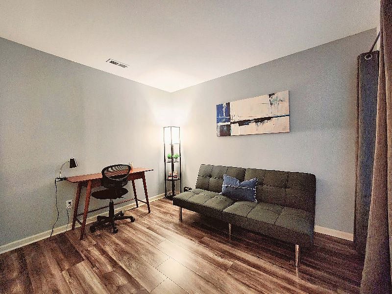 Dedicated office/reading area, perfect for remote work or Zoom meetings!
Ethernet available.
