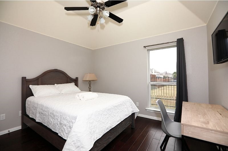 2nd bedroom (Queen bed)