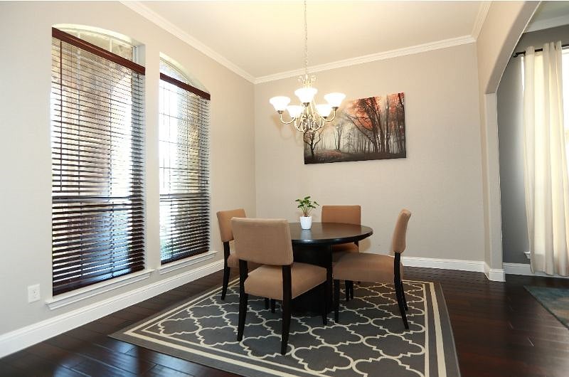 Dining room with extendable round table up to 6 people.