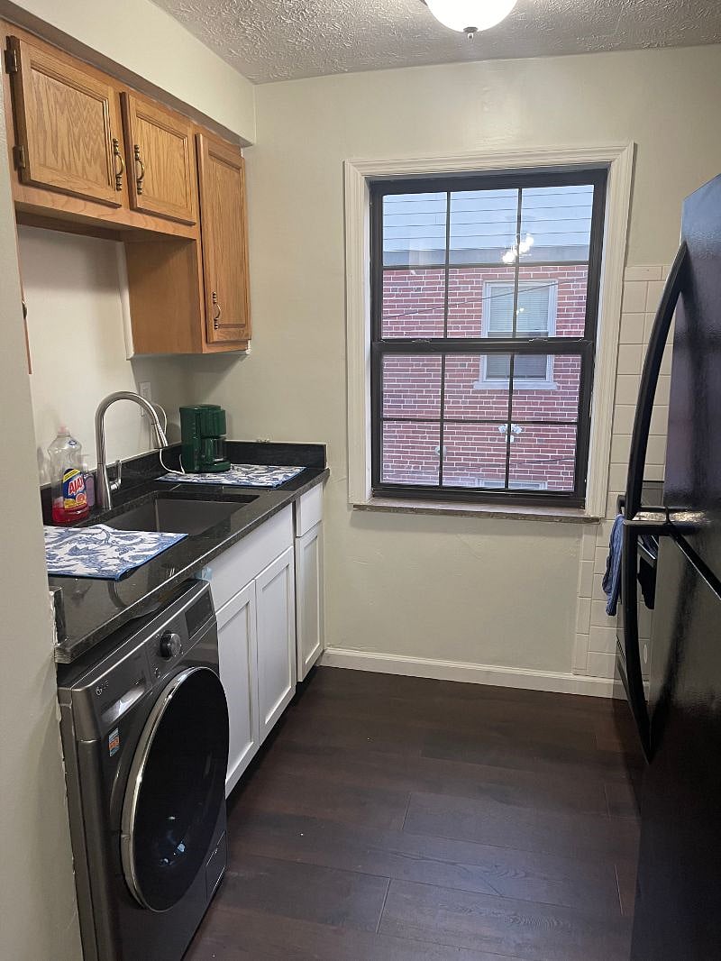 Remodeled kitchen, granite countertops, in unit washer/dryer 3/12/26