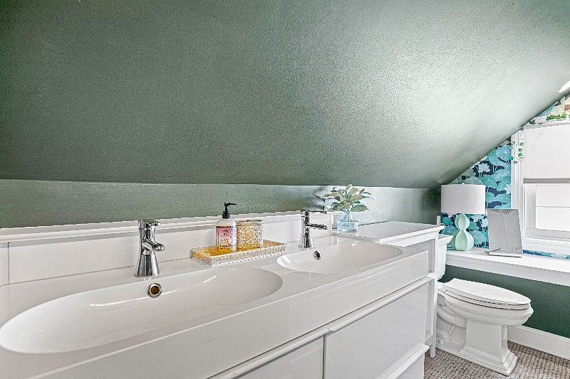 Luxurious double sinks.
