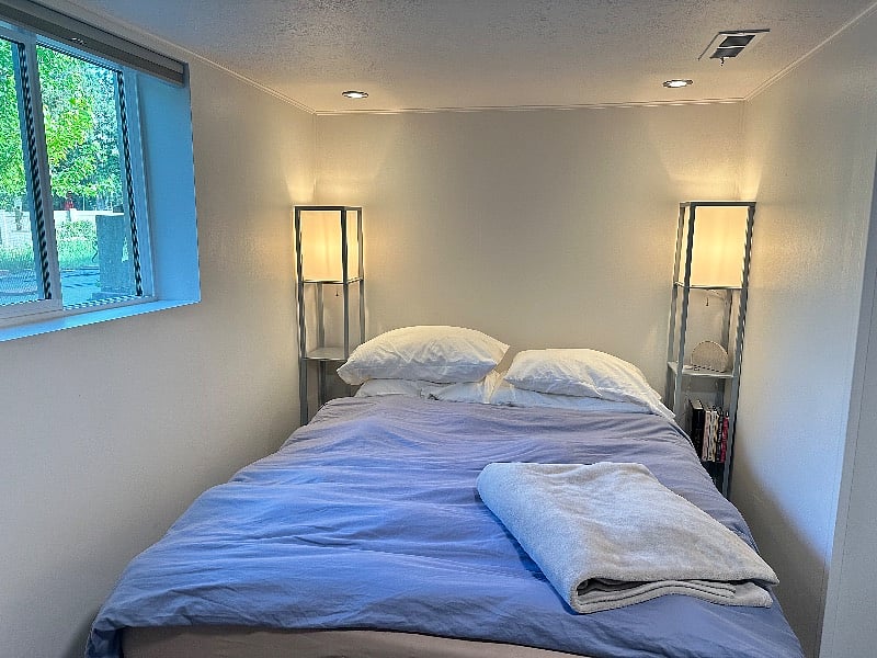 South bedroom queen bed nook.