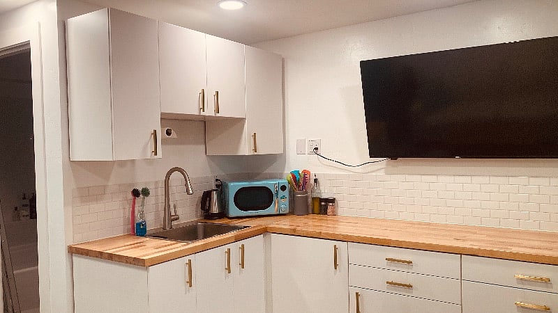 Kitchenette with lots of storage and everything you need to cook a meal. 