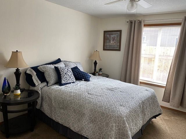 Master Bedroom
Queen Bed