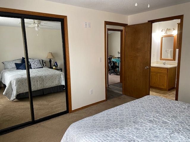 Master Bedroom
Queen Bed