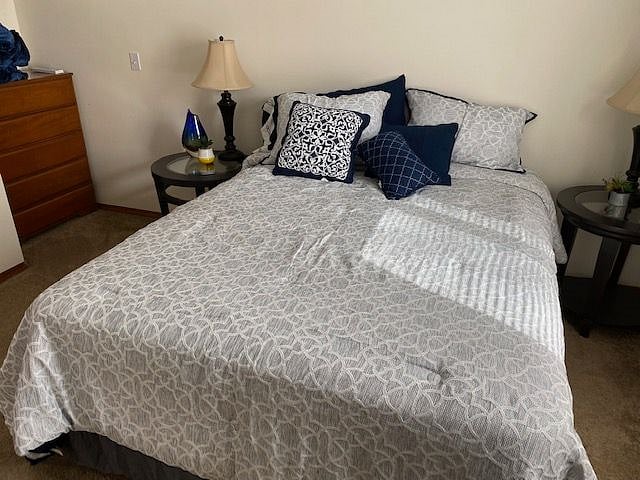 Master Bedroom
Queen Bed