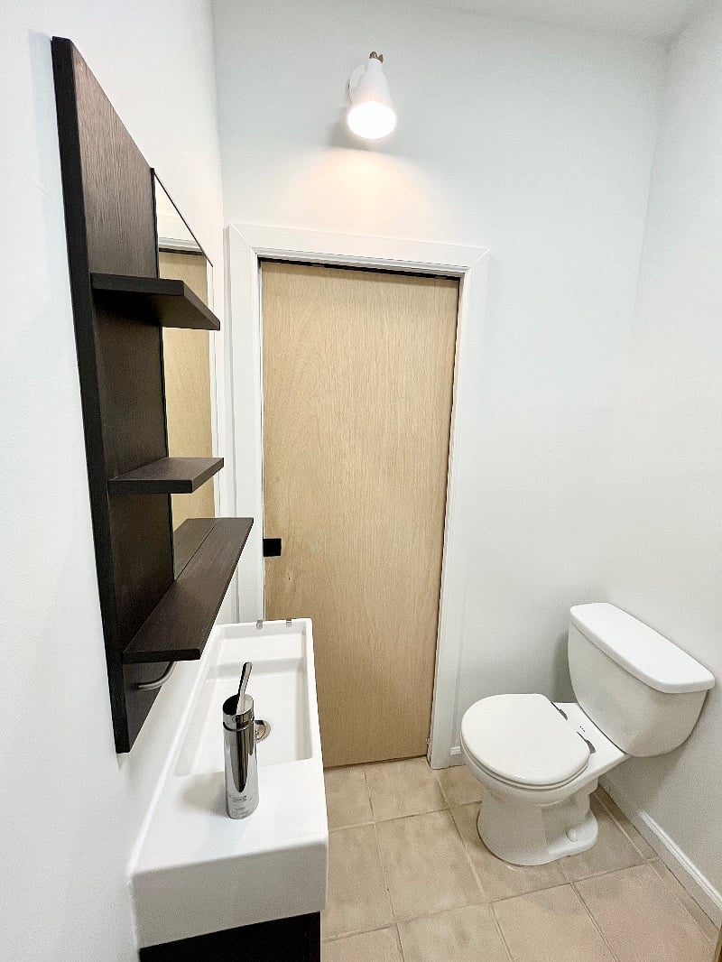 Full bathroom in rear studio