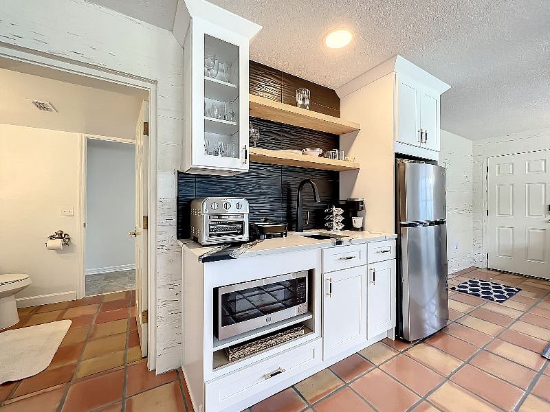 Kitchen/ 1 access point to bath