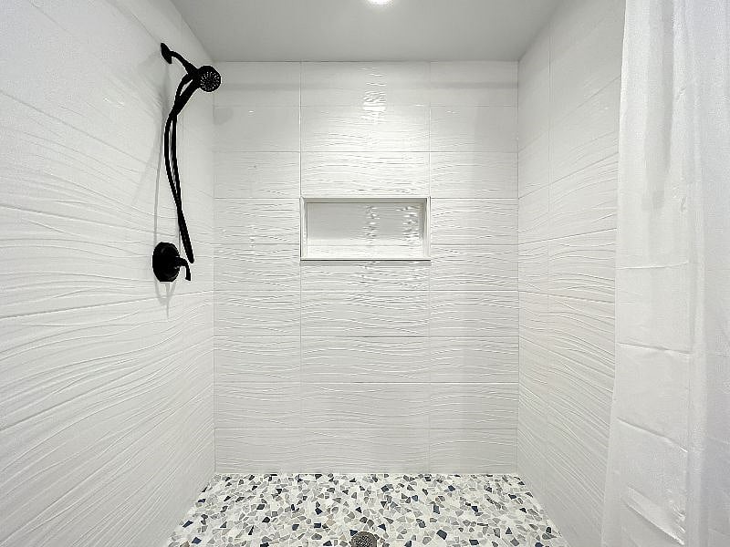 New Shower with Nook