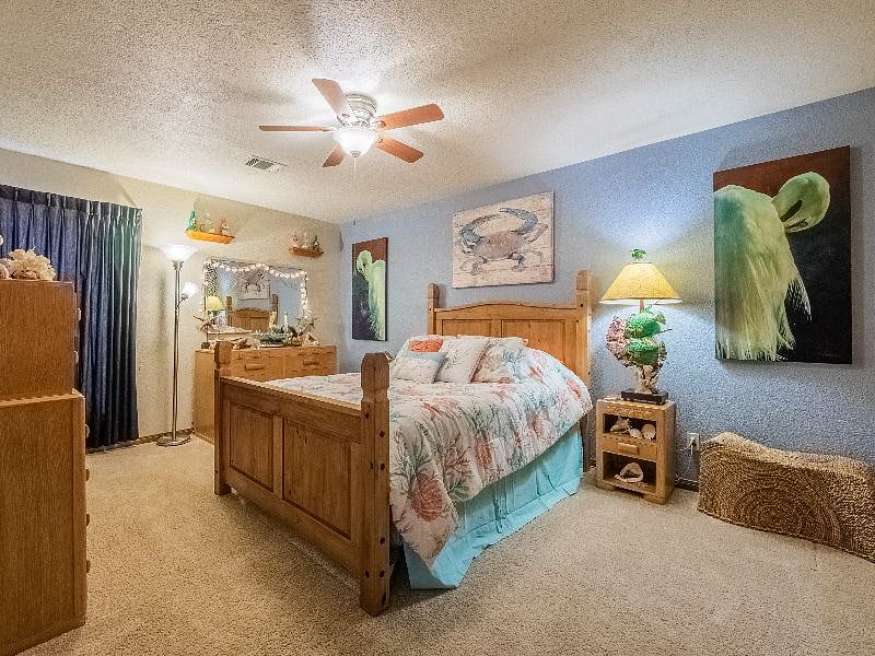 Coastal bedroom with shared bathroom