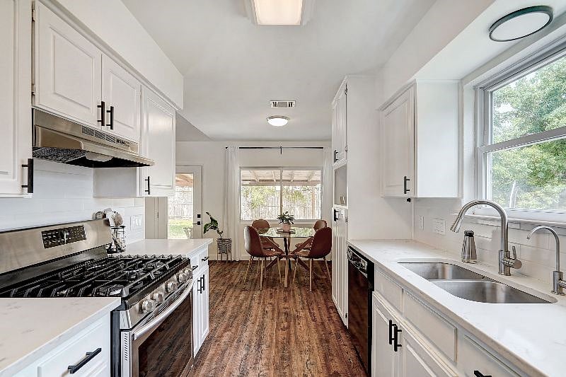 Gas range with a fifth burner in the center and optional griddle