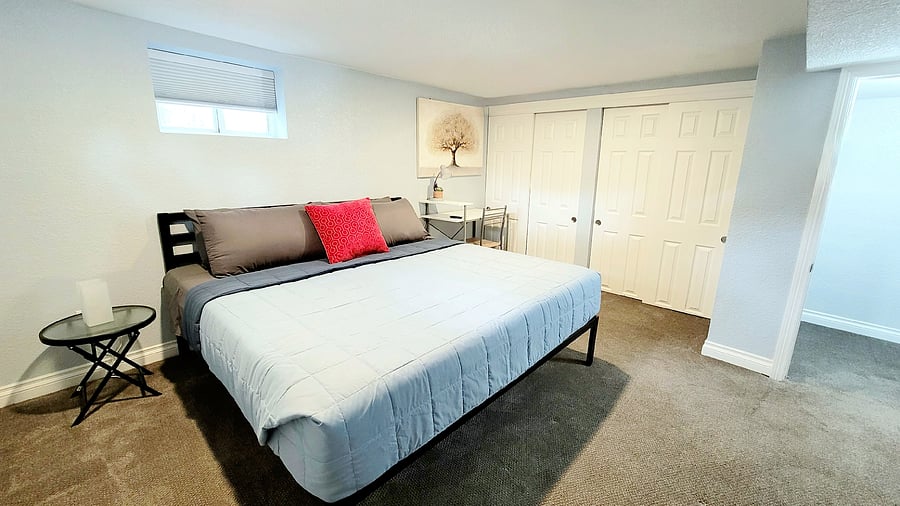 Private Room: City #4

King Bed, Workstation, Smart TV

Includes Personal Refrigerator and cabinet space for non-perishables