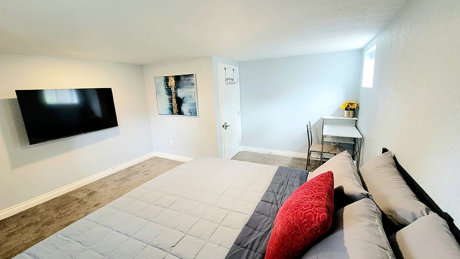 Private Room: FOOTHILLS #3

King Bed, Workstation, Smart TV

Includes Personal Refrigerator and cabinet space for non-perishables