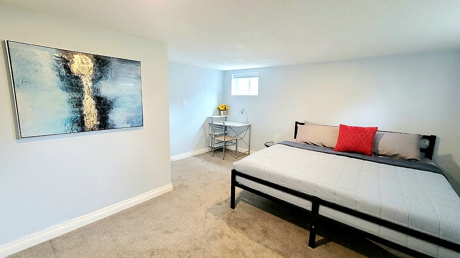 Private Room: FOOTHILLS #3

King Bed, Workstation, Smart TV

Includes Personal Refrigerator and cabinet space for non-perishables