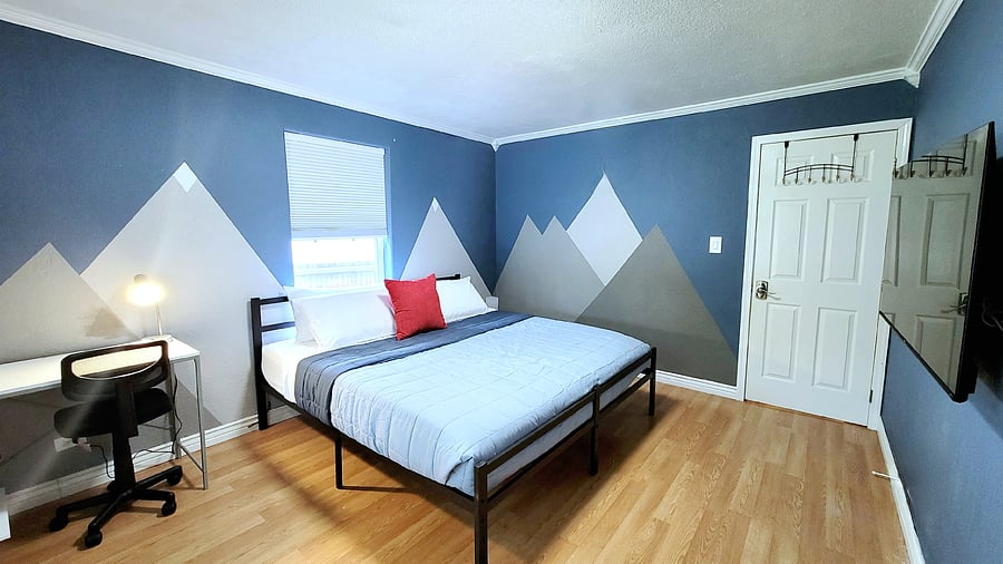 Private Room: MOUNTAIN #1

King Bed, Workstation, Smart TV

Includes Personal Refrigerator and cabinet space for non-perishables