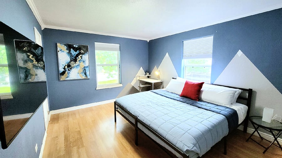 Private Room: MOUNTAIN #1

King Bed, Workstation, Smart TV

Includes Personal Refrigerator and cabinet space for non-perishables