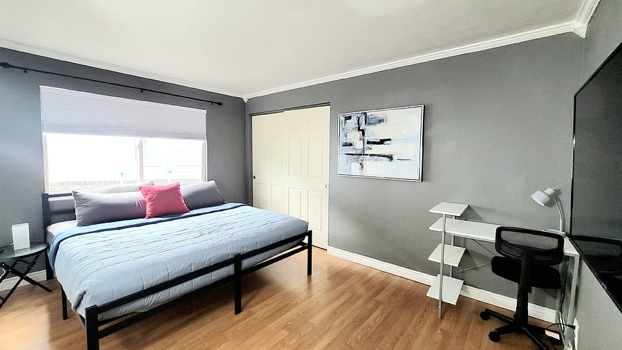 Private Room: PLAINS #2

King Bed, Workstation, Smart TV

Includes Personal Refrigerator and cabinet space for non-perishables