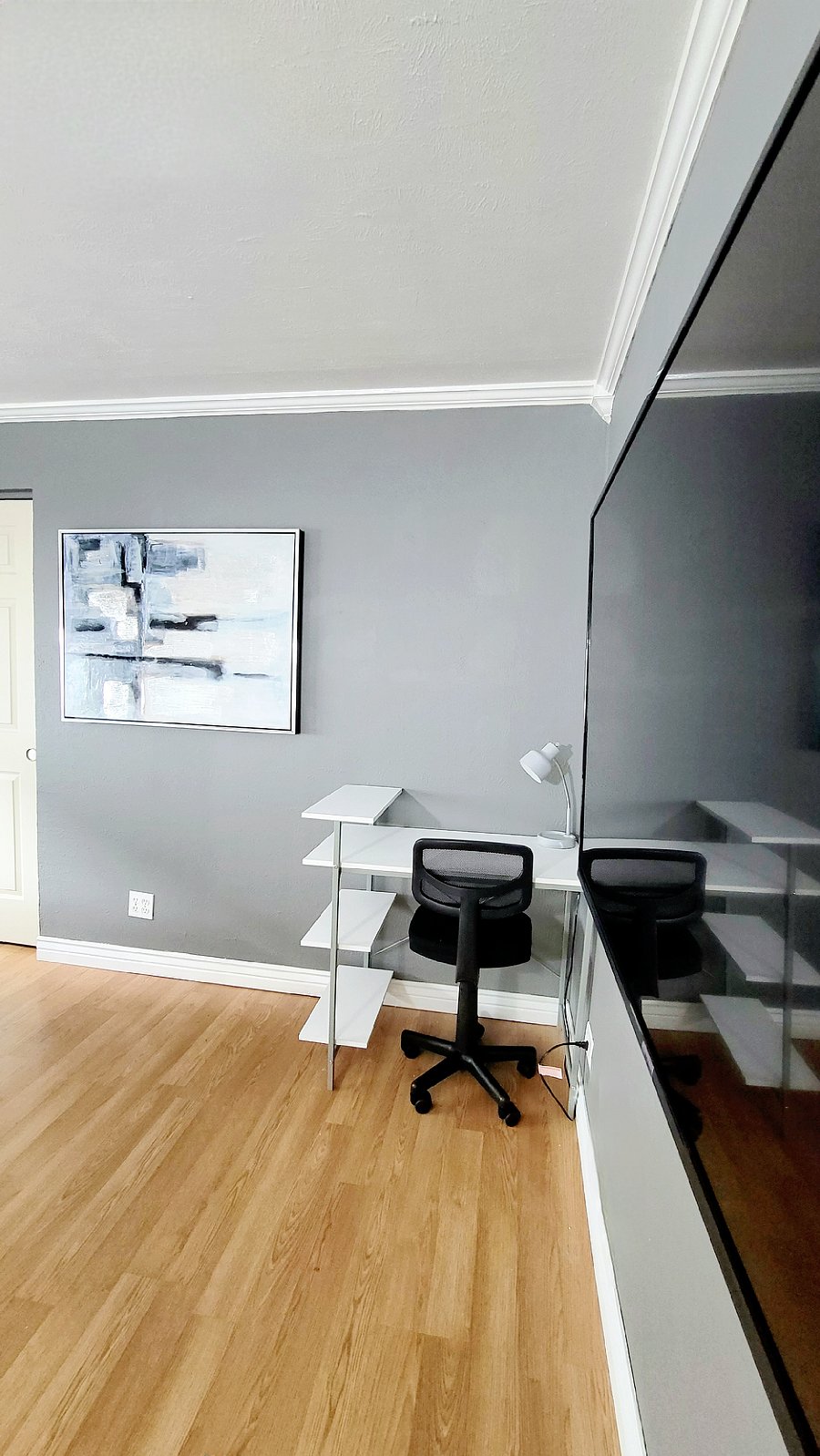 Private Room: PLAINS #2

King Bed, Workstation, Smart TV

Includes Personal Refrigerator and cabinet space for non-perishables