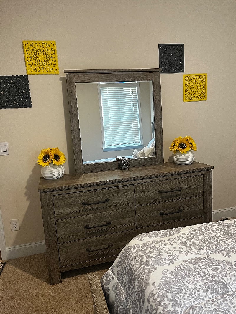 The yellow room