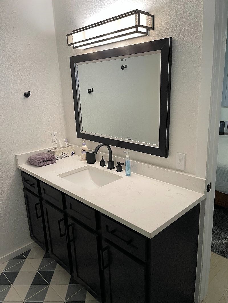Bath of primary bedroom