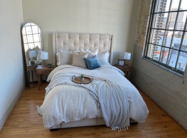 Lush Queen Bed and Bedding with Amazing View of the City!