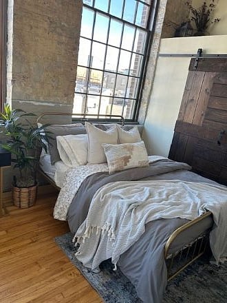 Lush Queen Bed with En Suite Bathroom