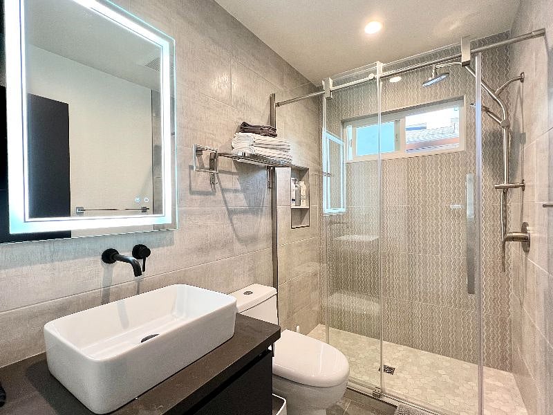 master bedroom en-suite bath