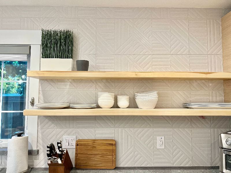 floating shelf, plates and bowlsDis