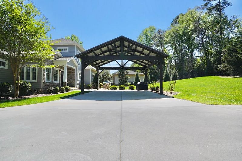 Private carport